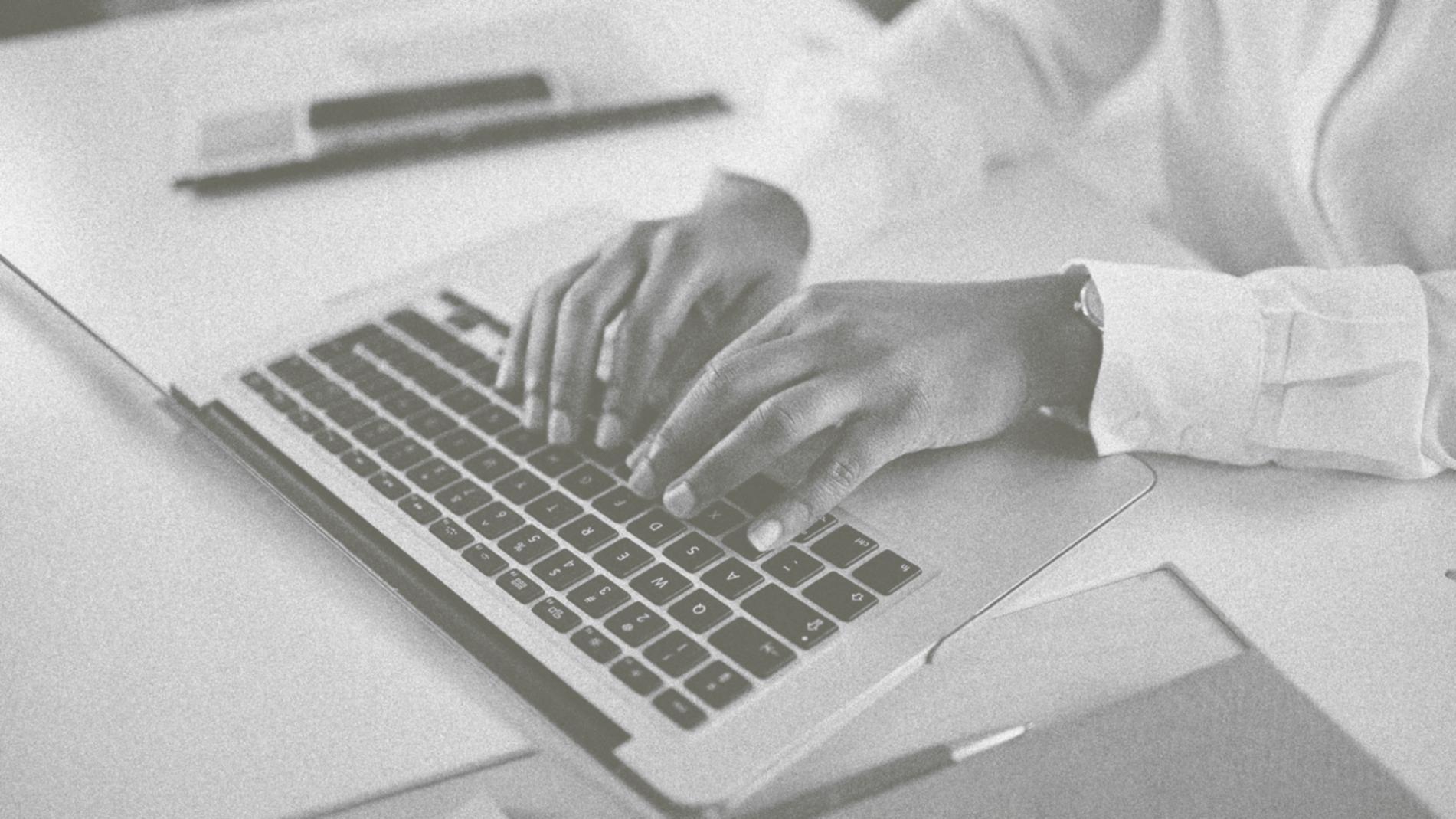 Estudiantes participando activamente en sesiones educativas en línea