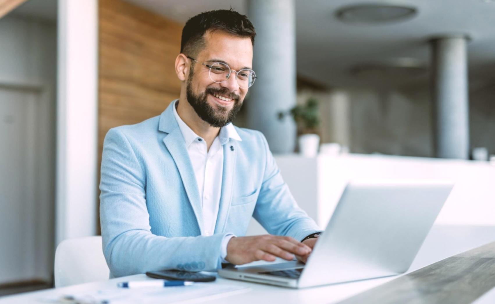 Estudiantes colaborando en sesión educativa
